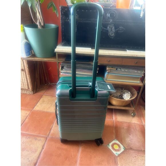 NWT Beis x Wicked Carry on Roller Luggage Suitcase in Wicked Green - Picture 3 of 3